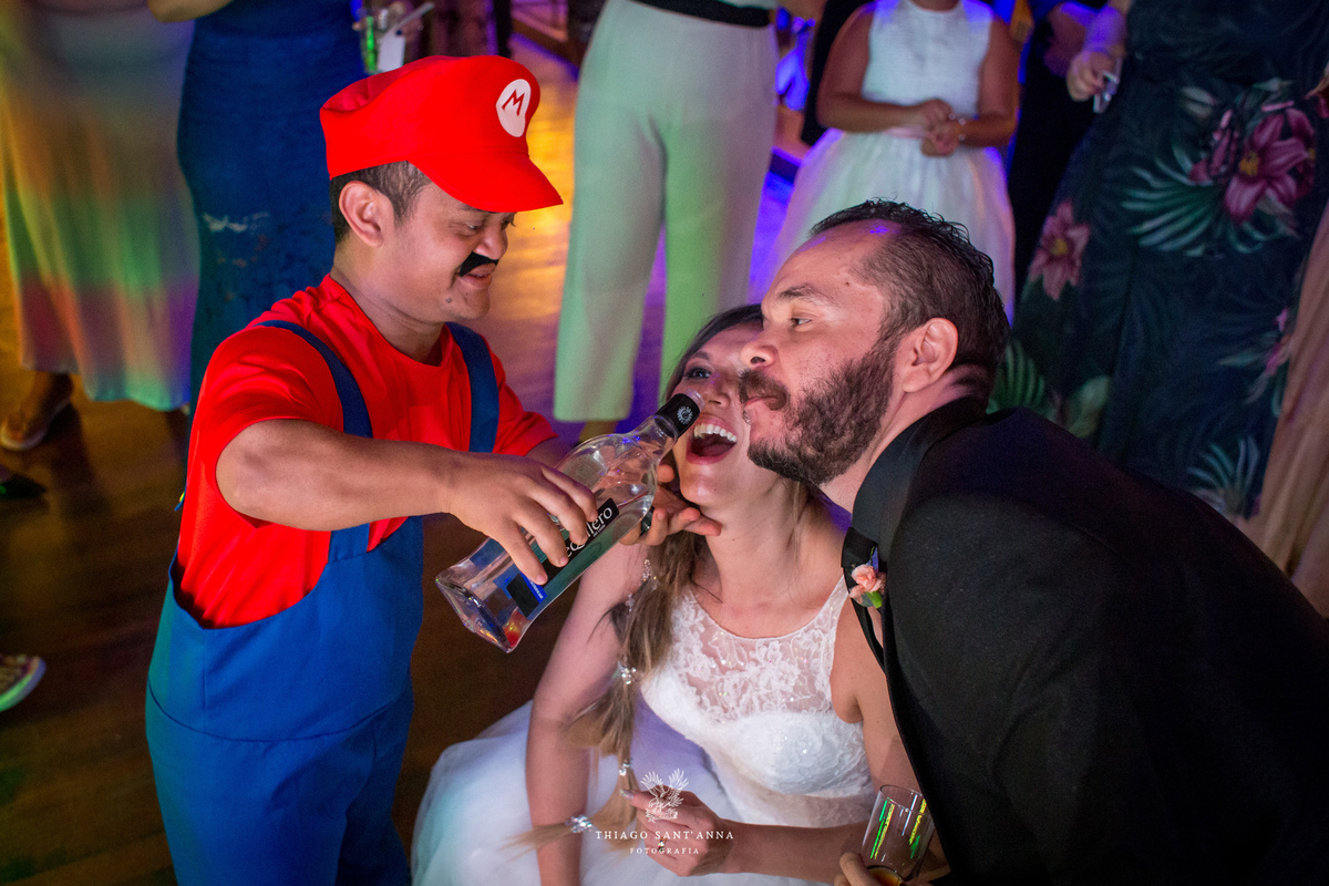 anão vestido de Mário derrama vodka na boca de noivos