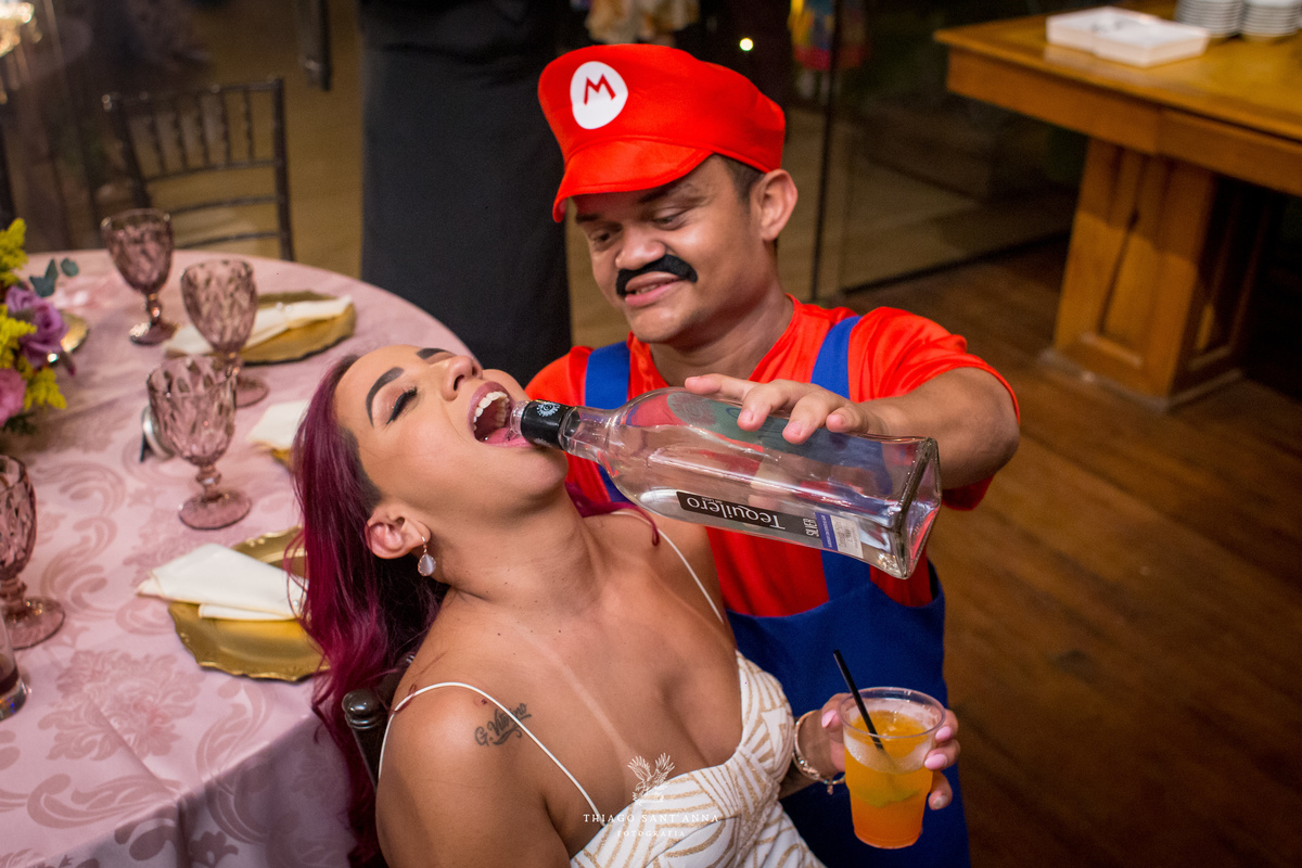 anão vestido de Mário derrama vodka na boca de convidada