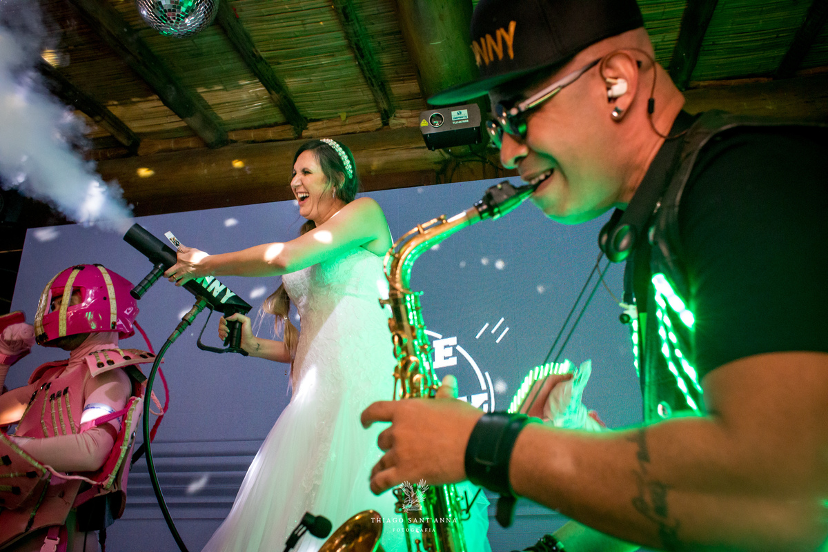 noiva usa canhão de fumaça no palco músico 