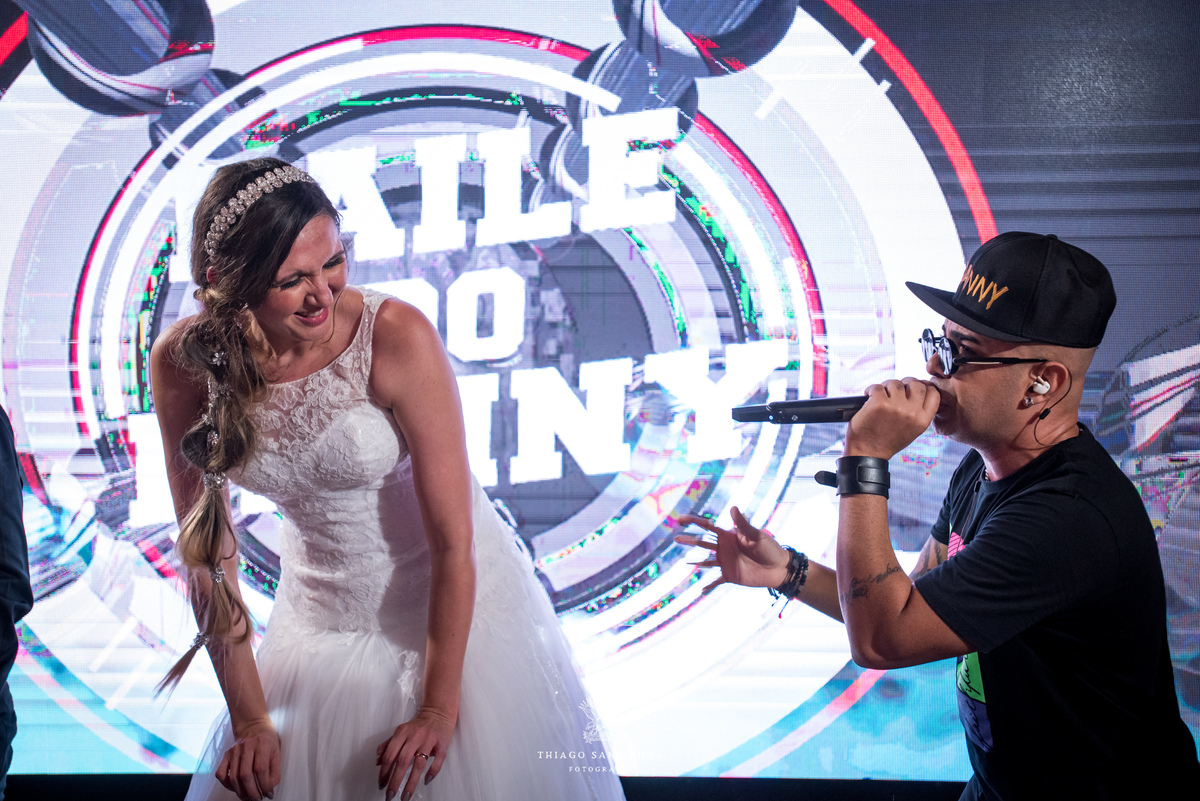 noiva dança músico canta