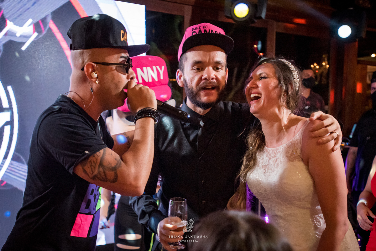 noivos cantam com músico