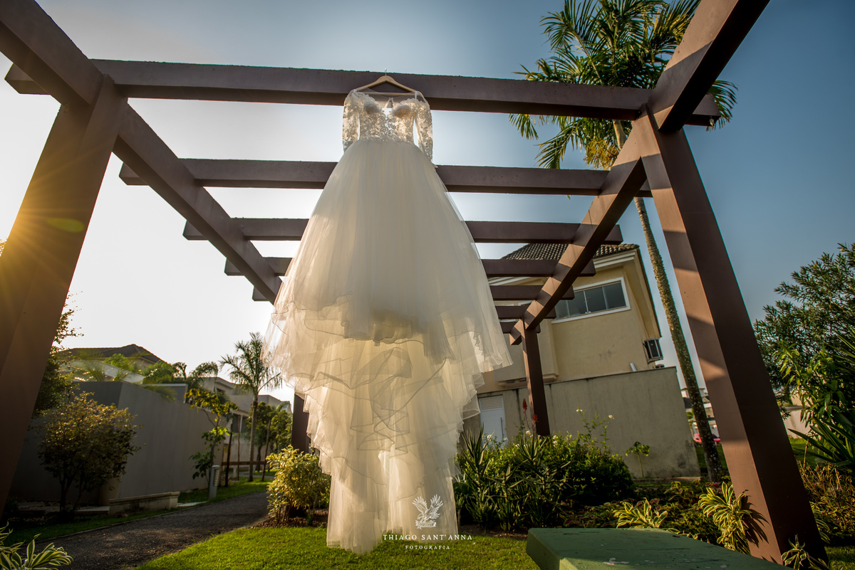 vestido pendurado por do sol