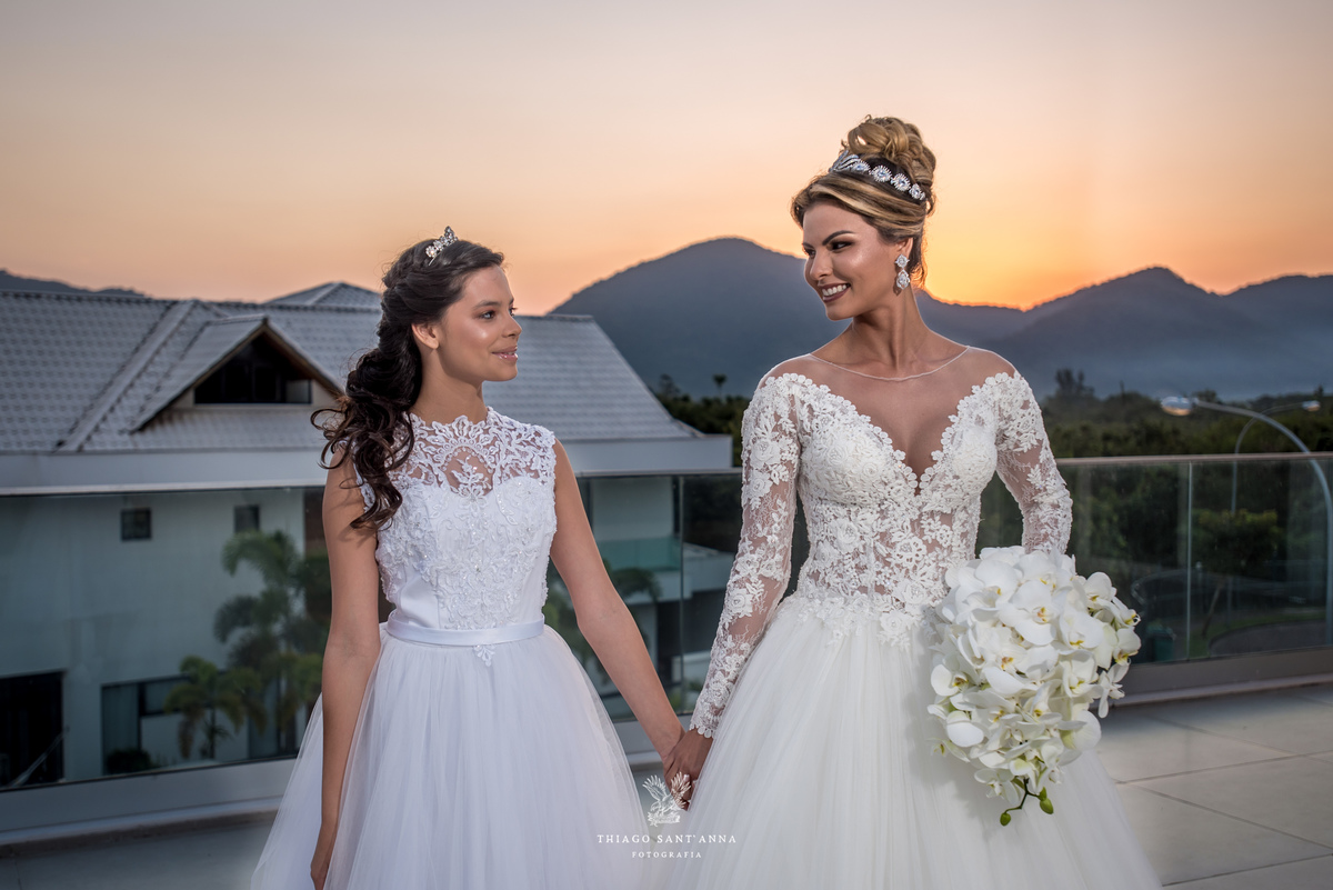 noiva e dama de honra por do sol