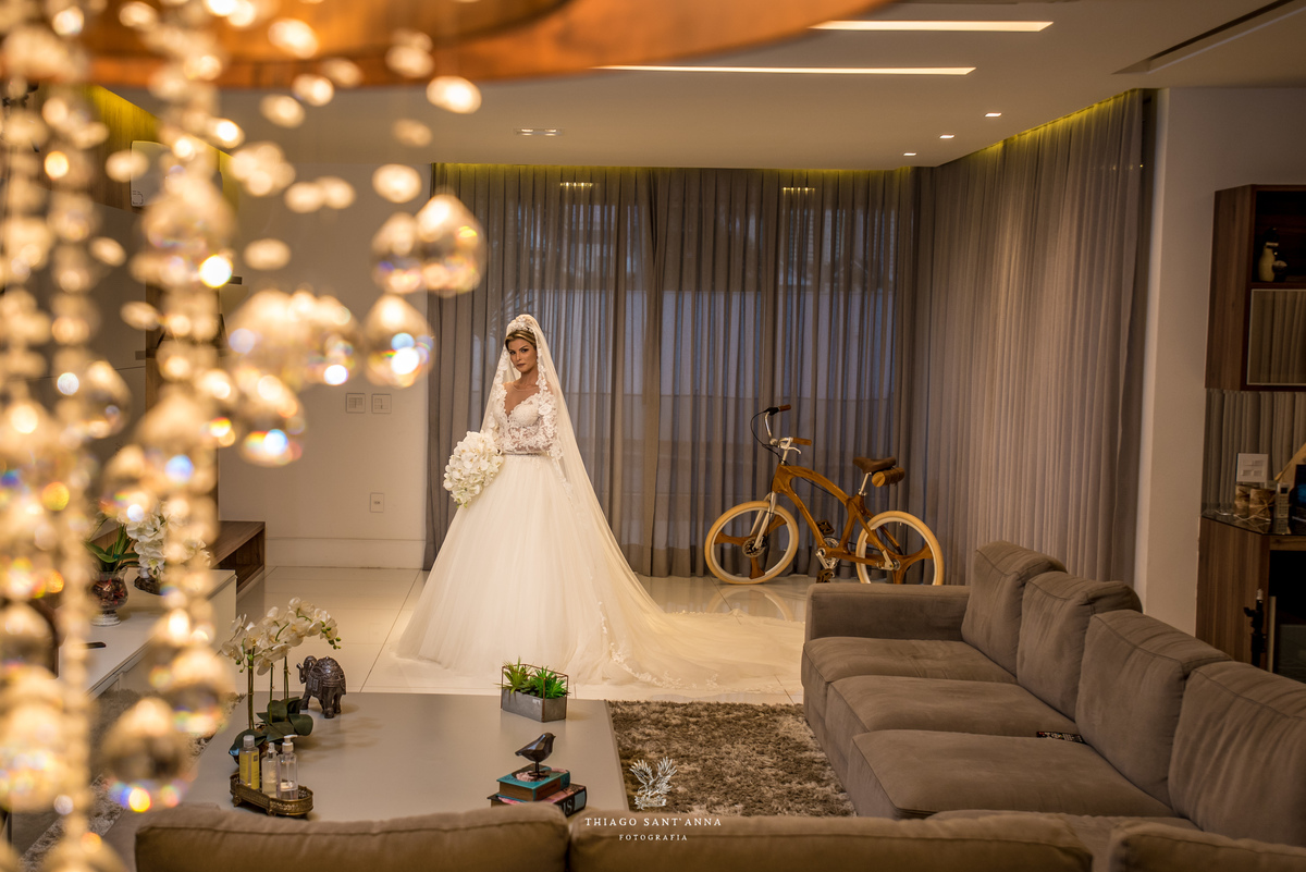 noiva vestido véu buque sala de estar bicicleta lustre