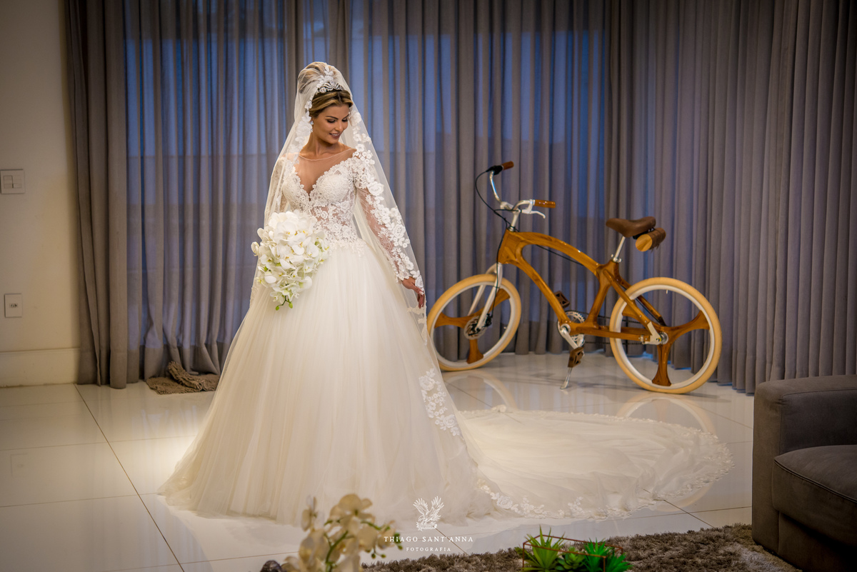 noiva vestido véu buque sala de estar bicicleta