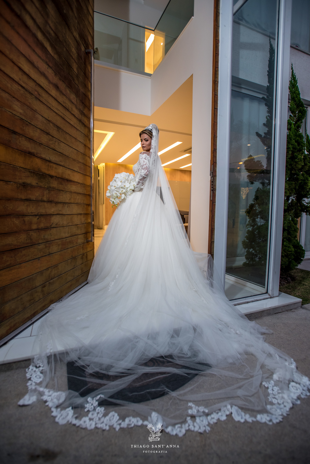 noiva porta de entrada vestido véu  