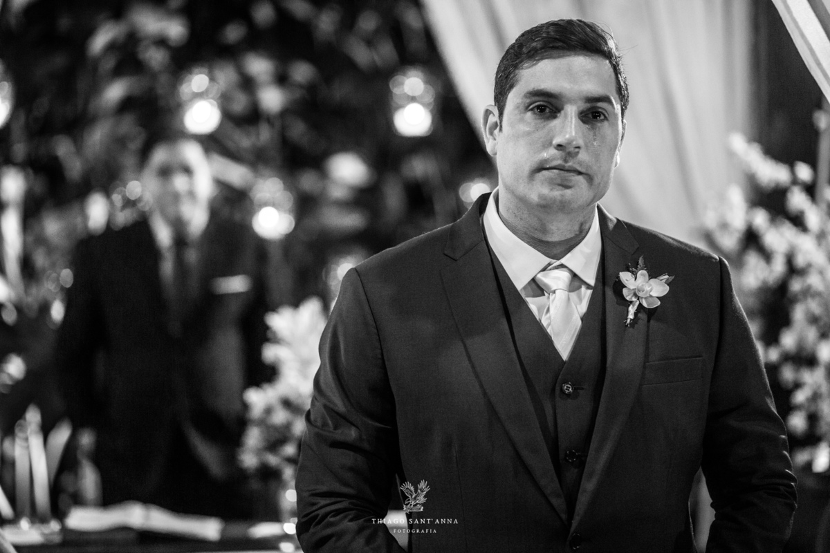 noivo no altar aguarda noiva preto e branco