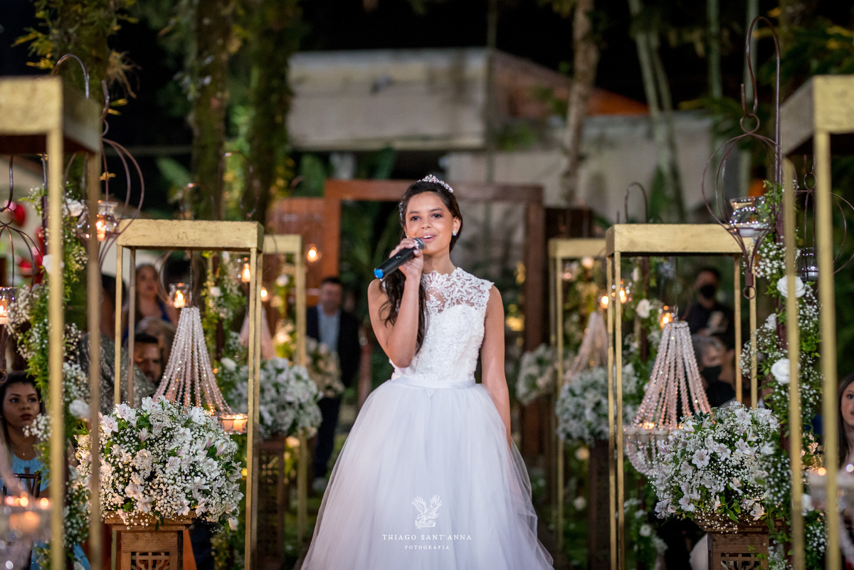 dama de honra ao microfone noivos no altar