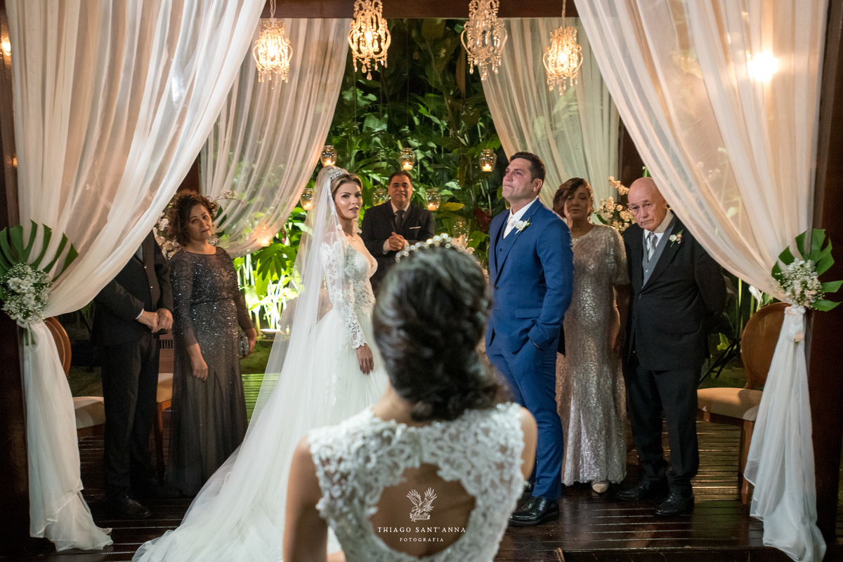 dama de honra ao microfone noivos no altar