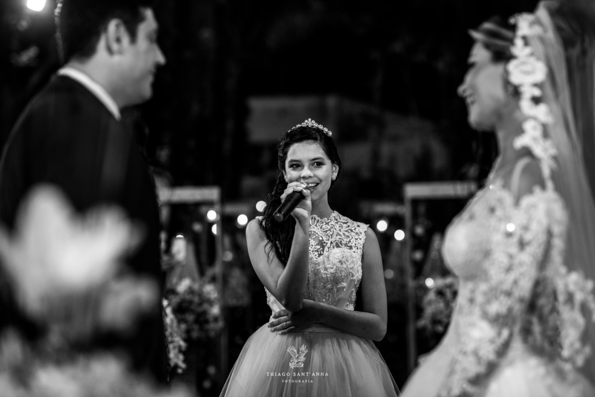 dama de honra ao microfone noivos no altar preto e branco