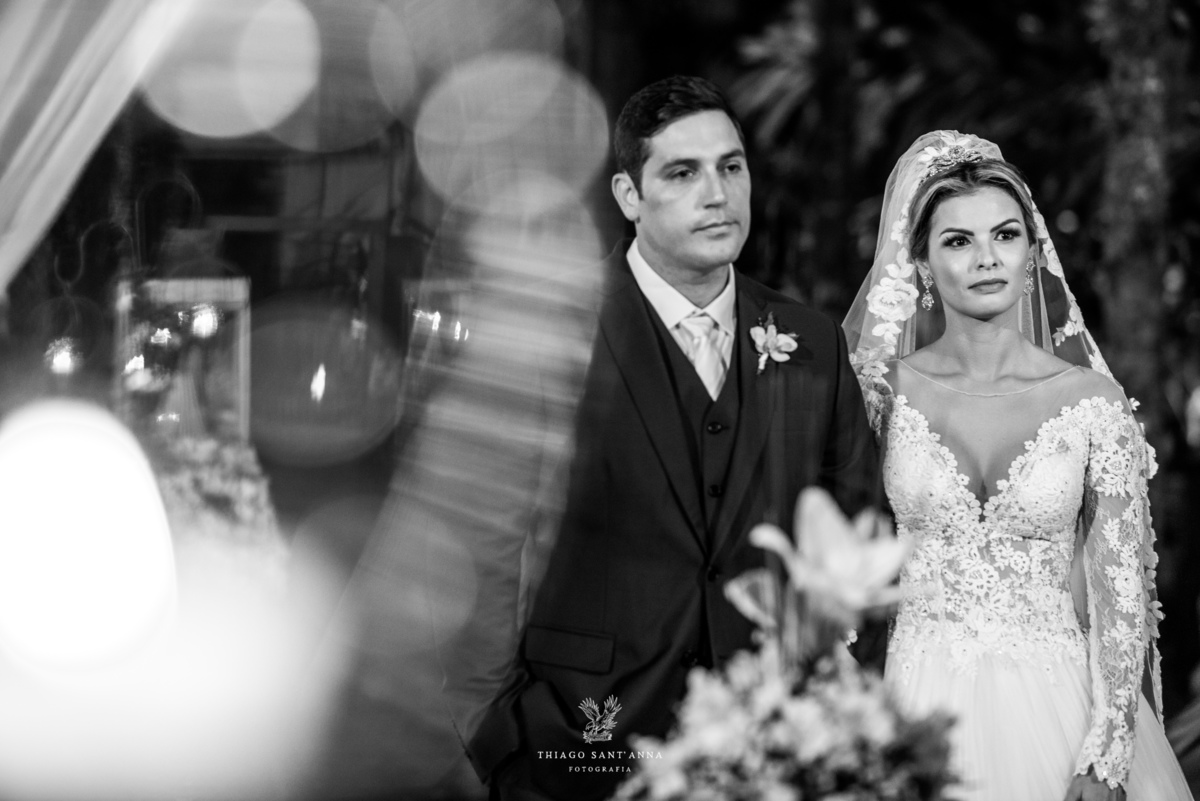 noivos no altar preto e branco