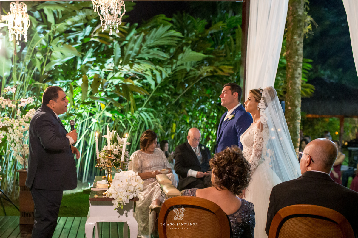 noivos na altar cerimônia