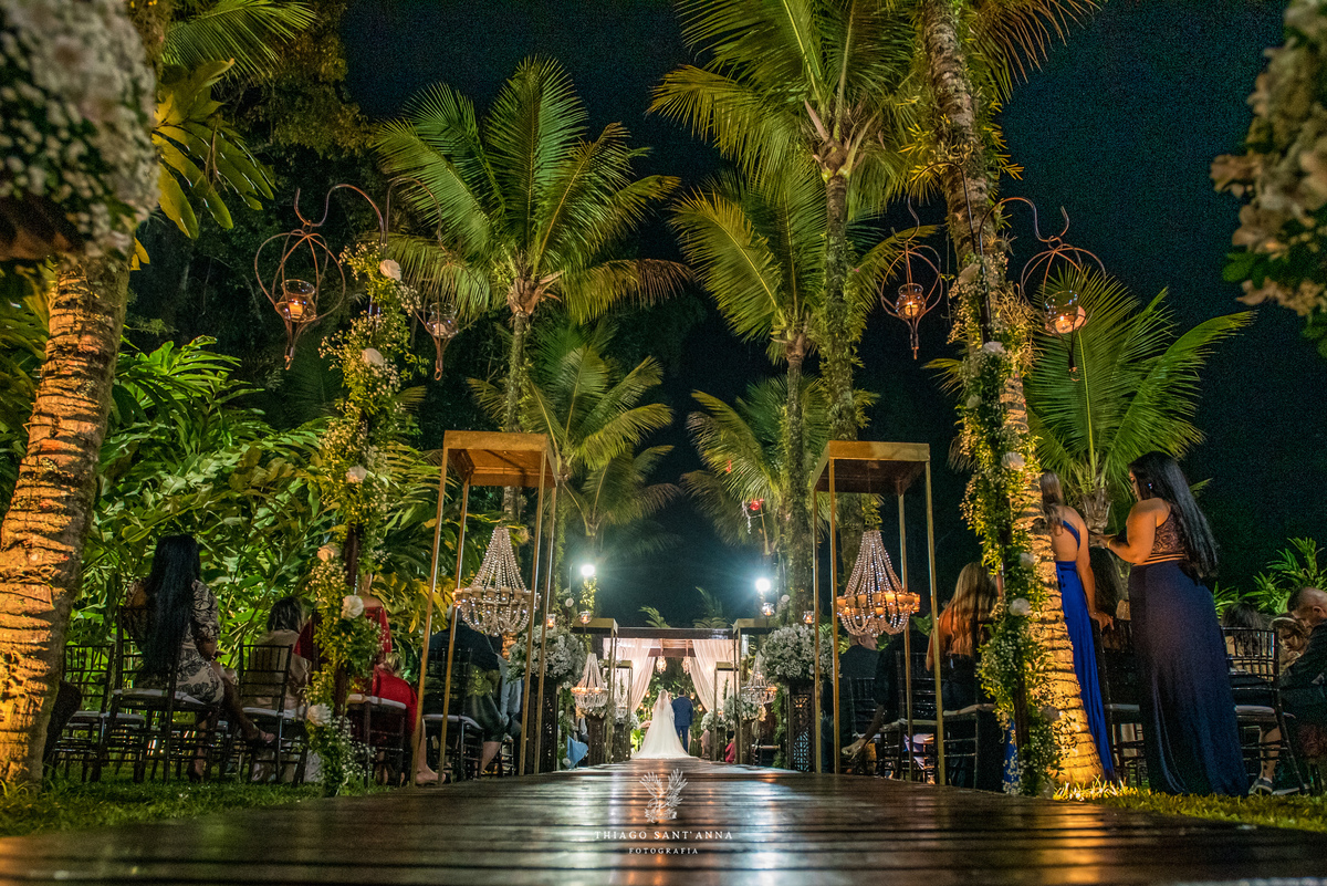 noivos na altar cerimônia