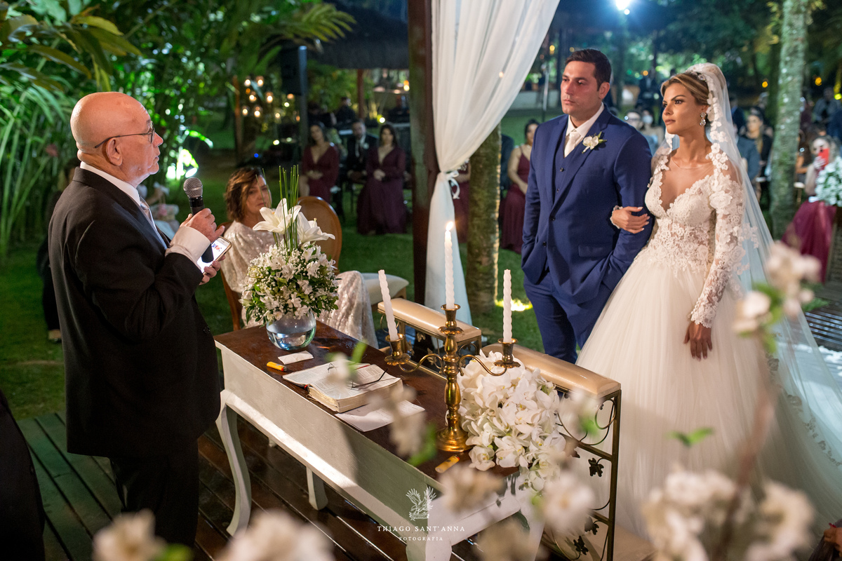 noivos na altar cerimônia