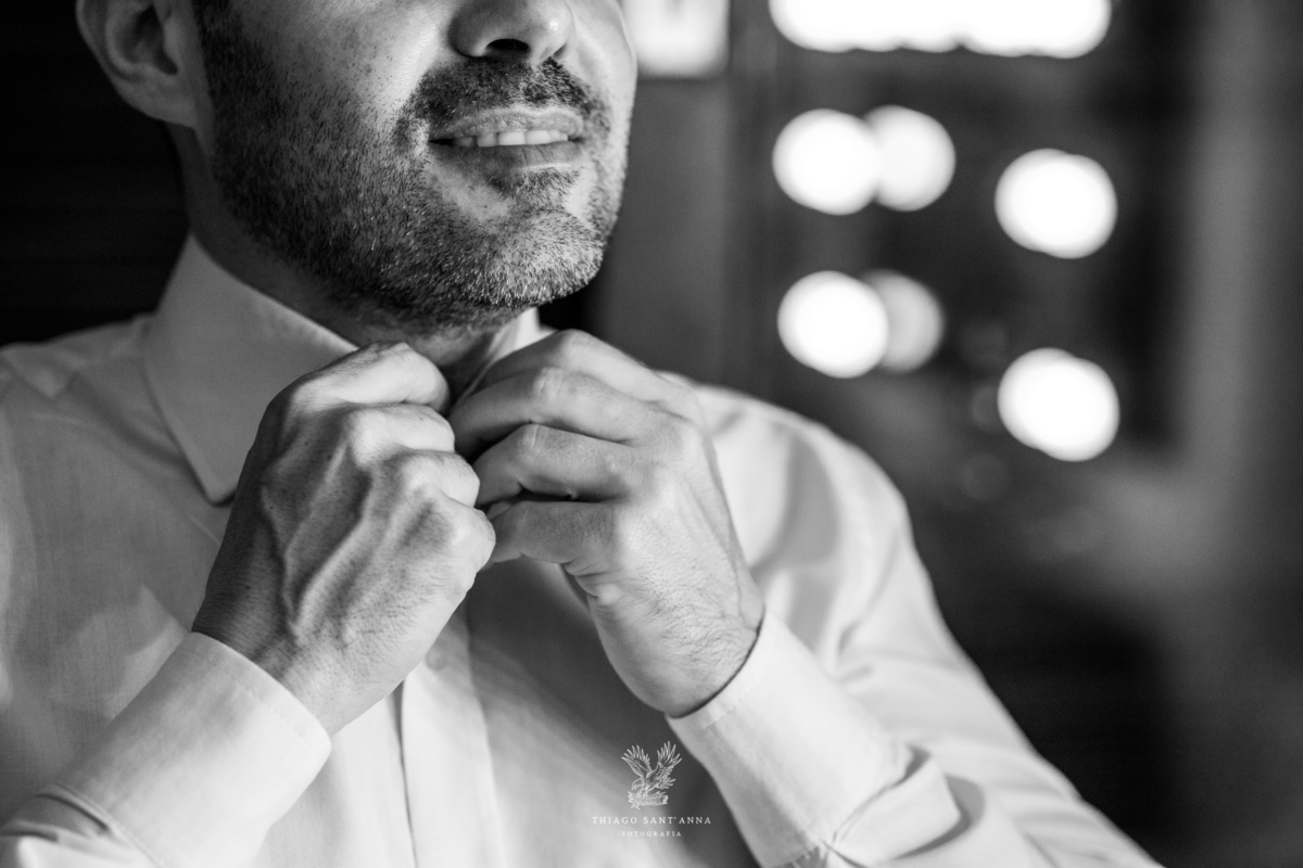 Making of noivo abotoa camisa preto e branco