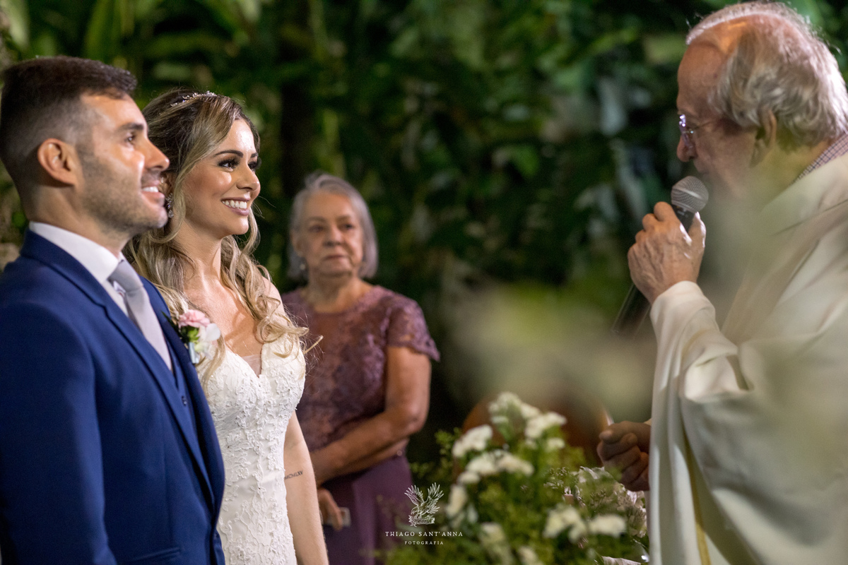 noivos no altar