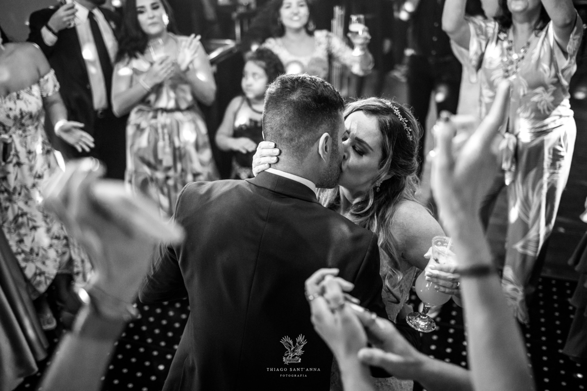 beijo dos noivos pista de dança preto e branco