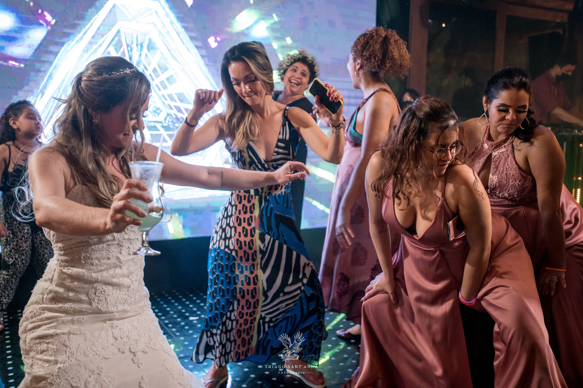 noiva na pista de dança com madrinhas