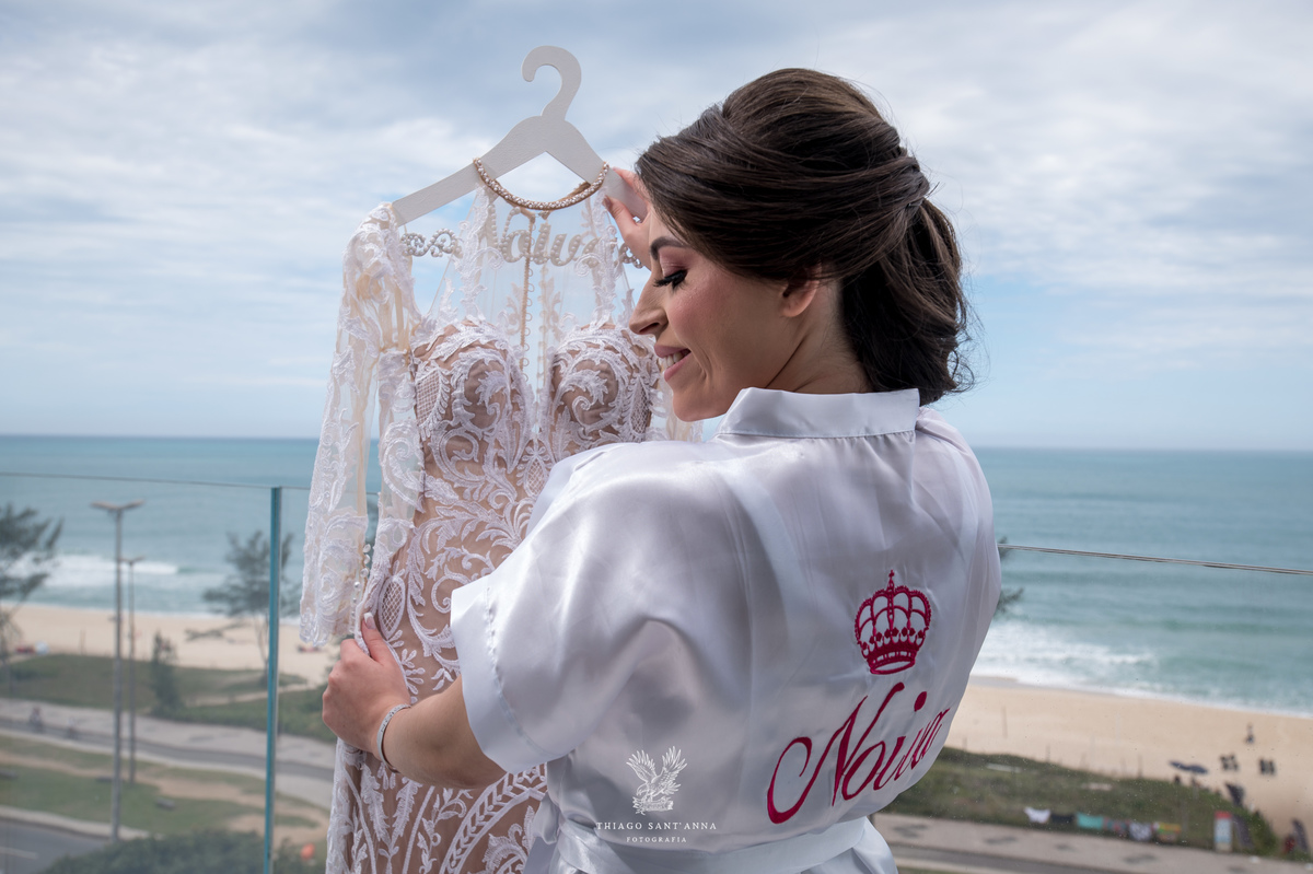 noiva admira seu vestido paisagem praia