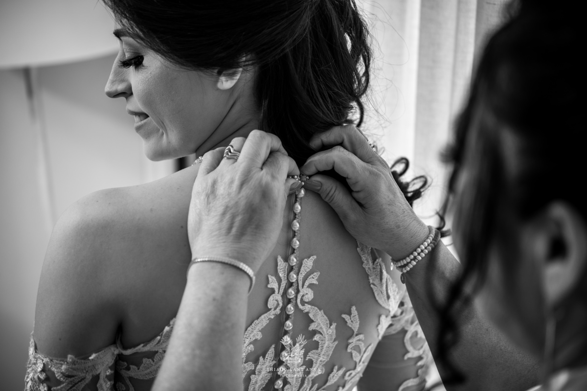 noiva sorri vestido renda preto e branco