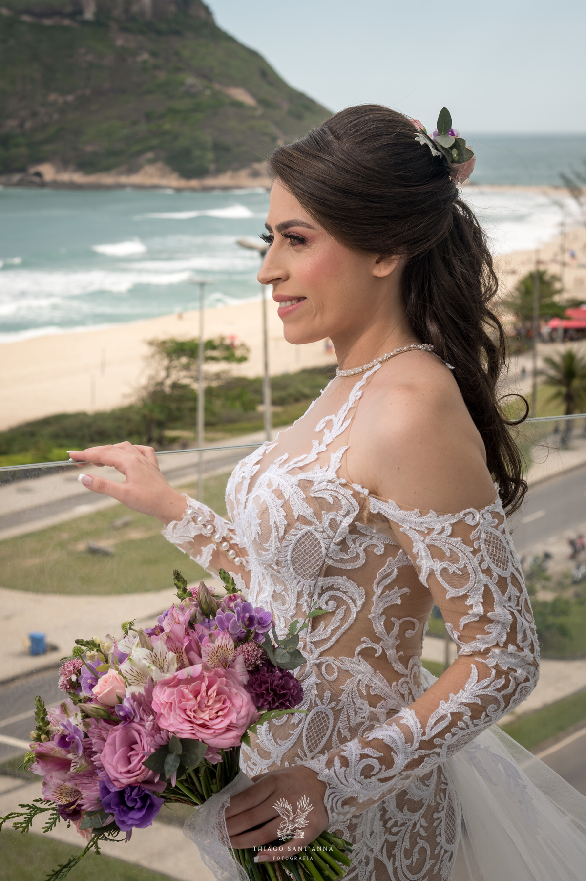 noiva observa paisagem praia vestido renda véu 