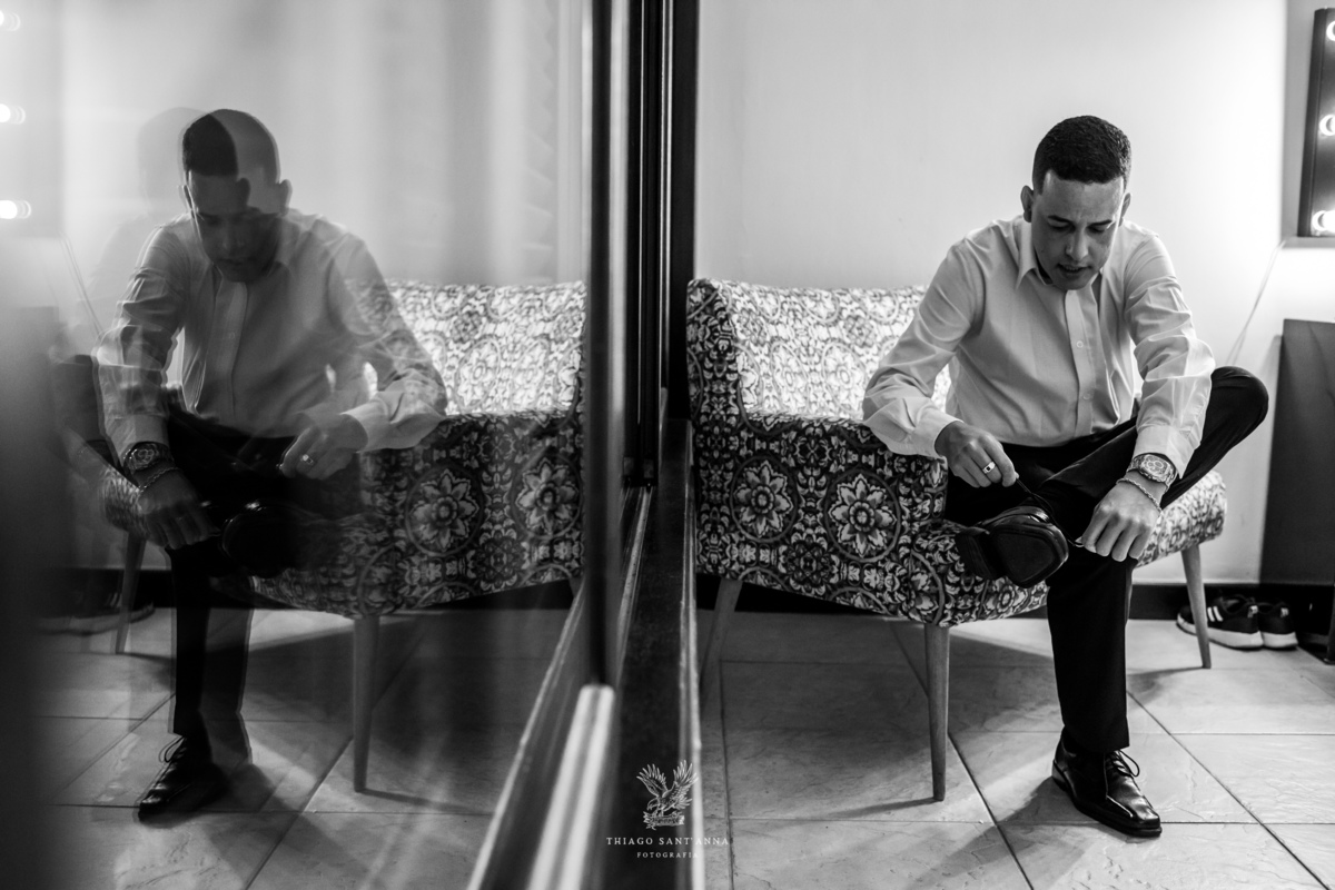 noivo se prepara para o casamento sapato preto e branco