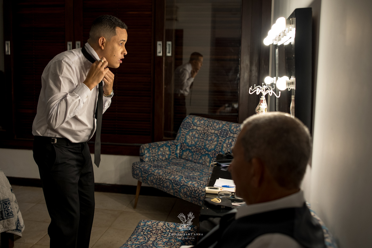 noivo se prepara para o casamento gravata