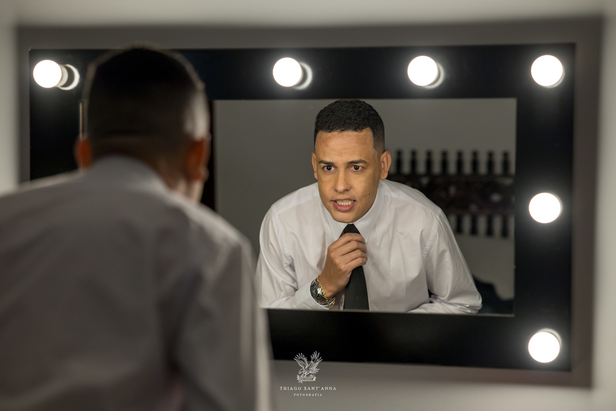 noivo se prepara para o casamento gravata