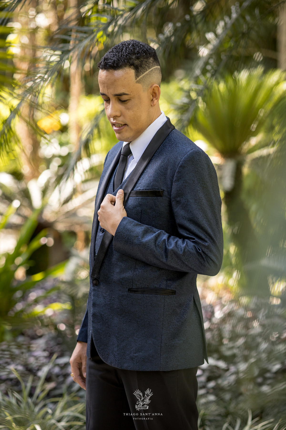 noivo terno azul marinho posa jardim