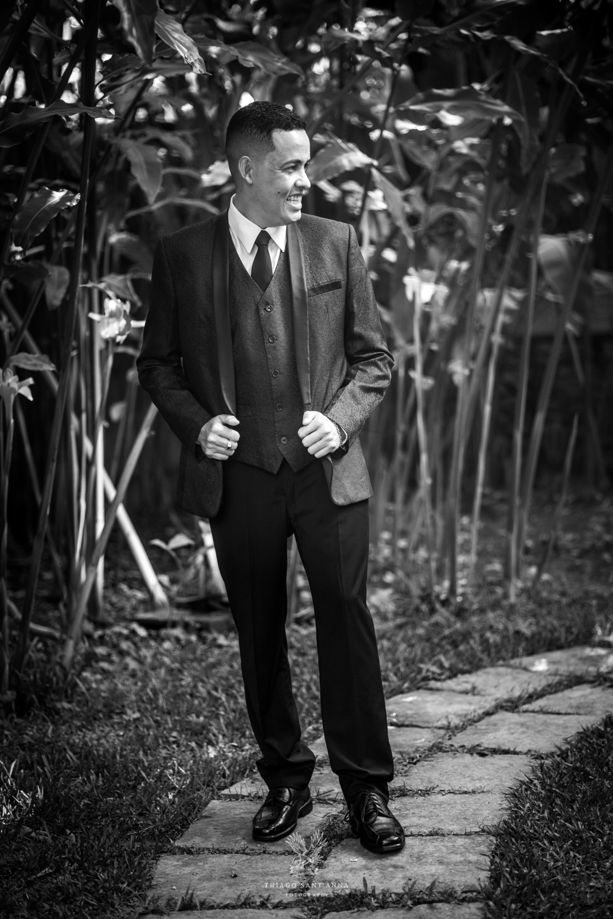 noivo terno posa jardim preto e branco