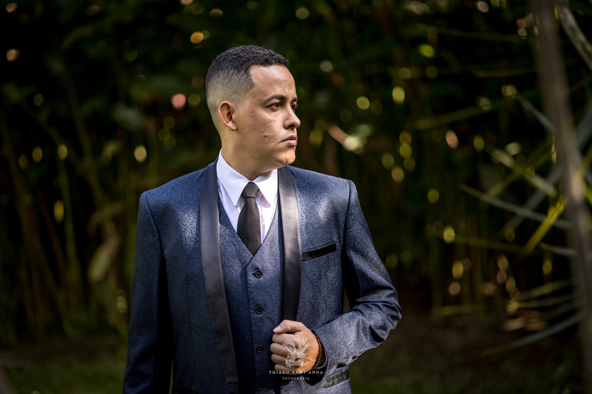 noivo terno azul marinho posa jardim