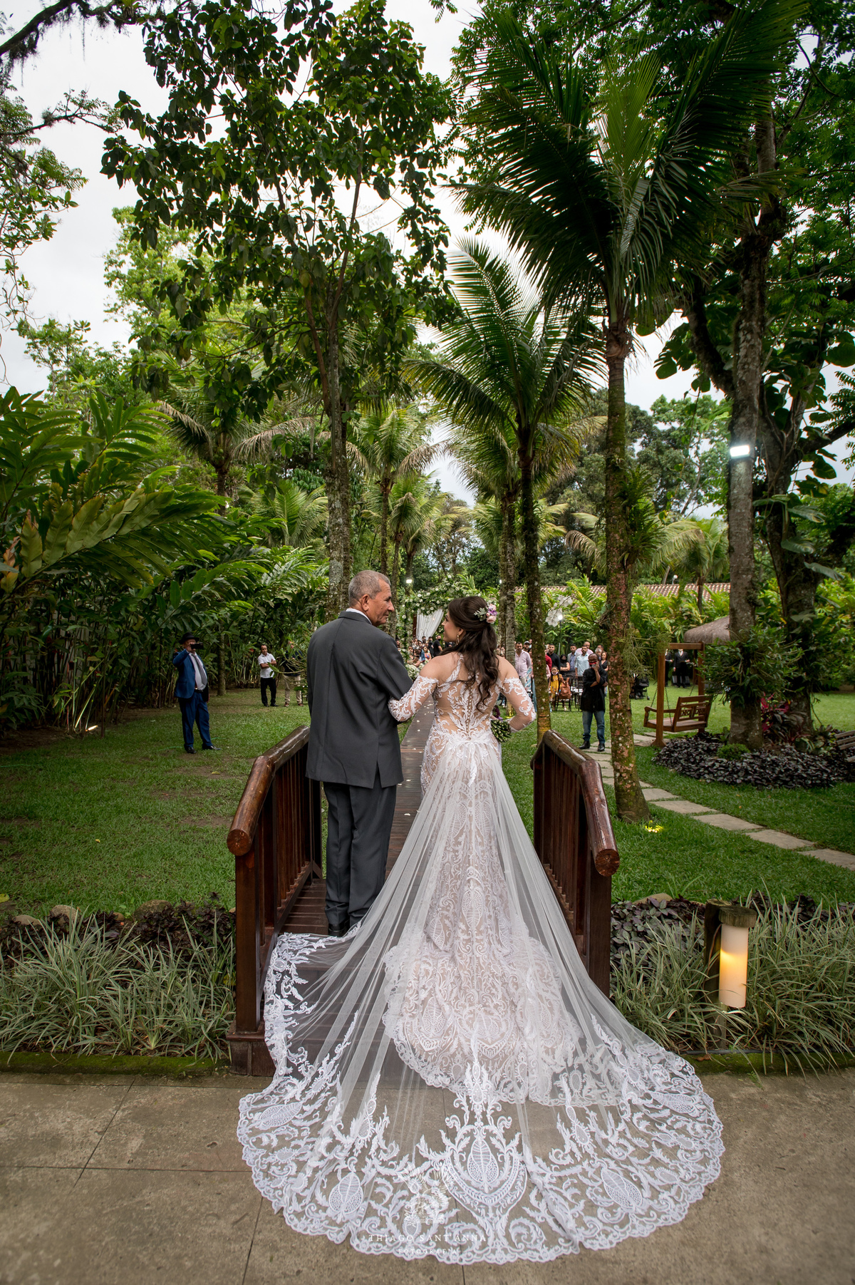 entrada noiva e seu pai ambiente externo vegetação gramado coqueiros