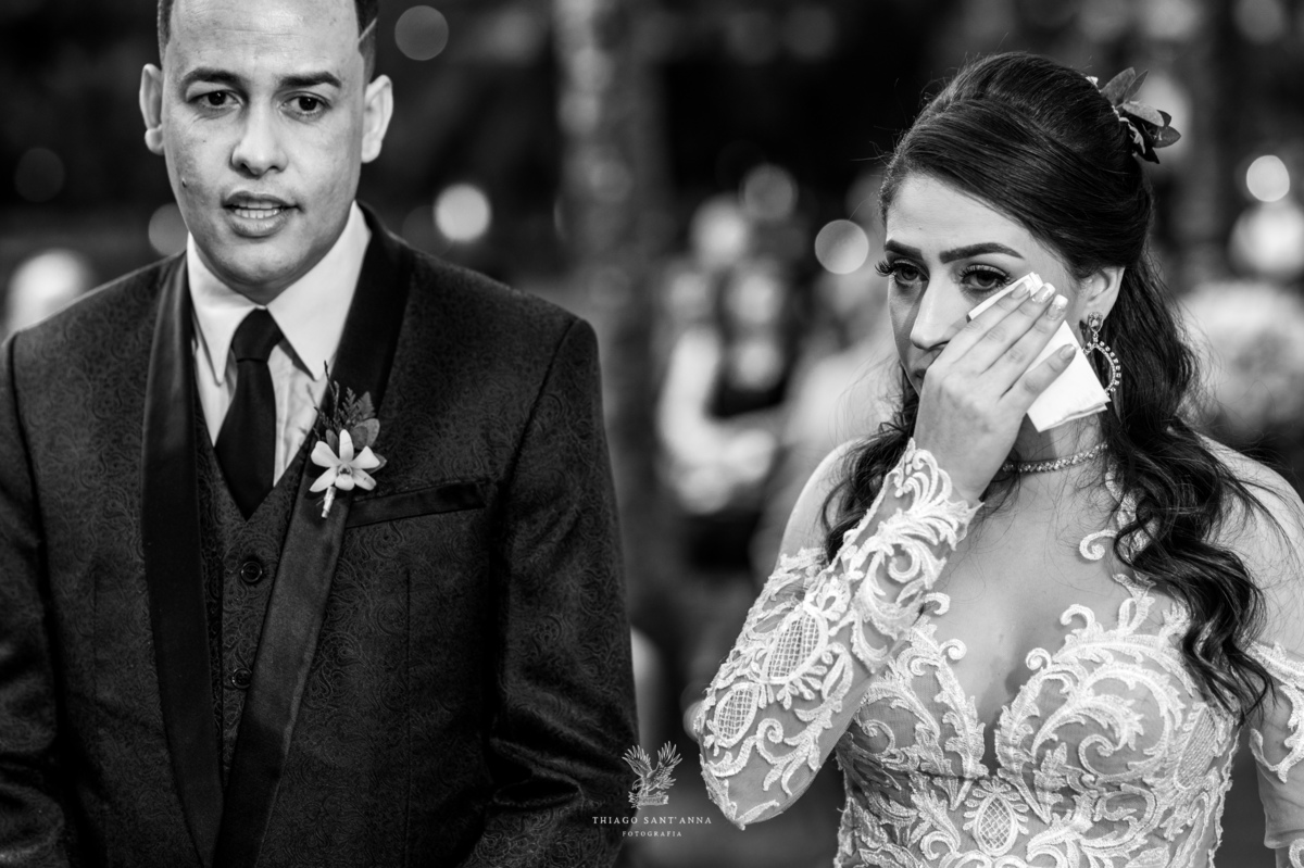 noivos no altar noiva se emociona preto e branco
