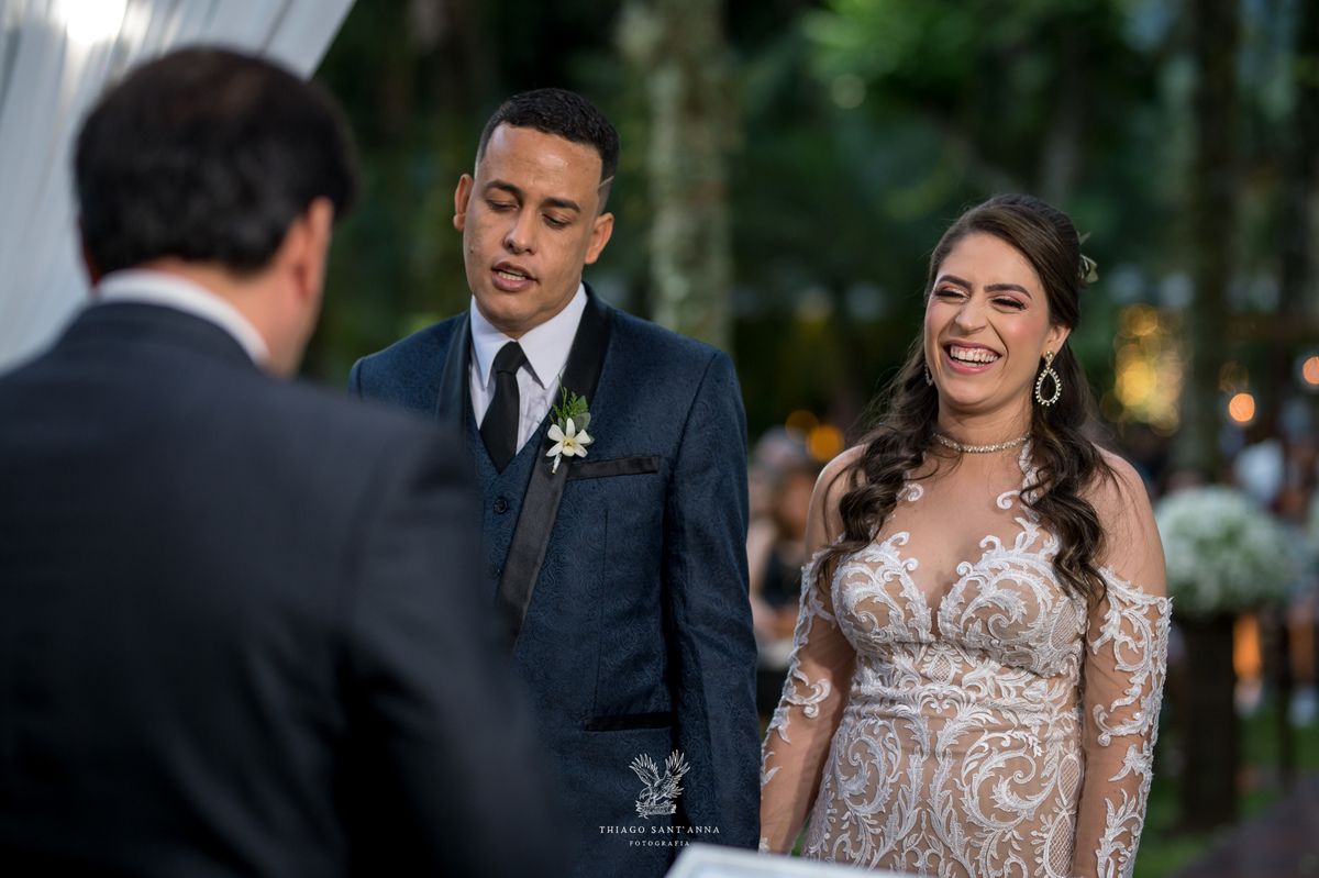 noivos no altar noiva sorri