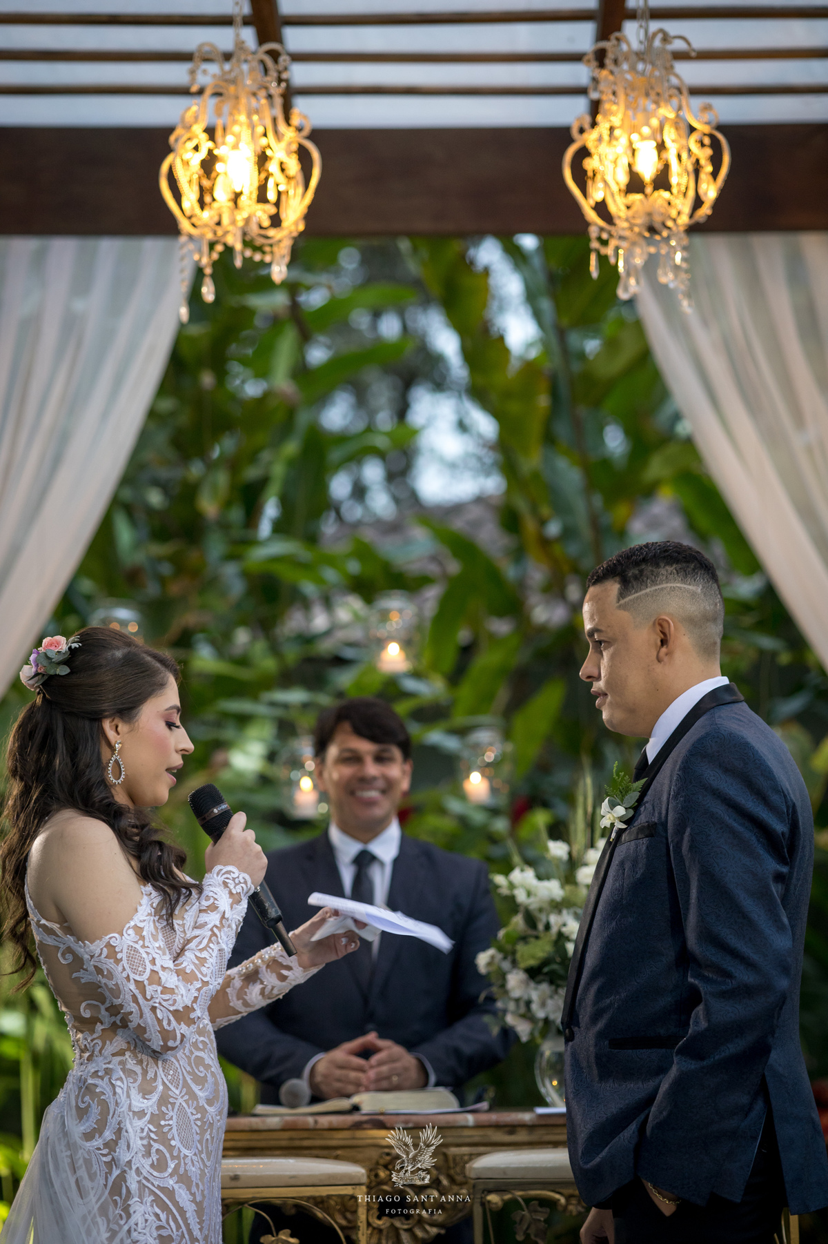 noivos no altar noiva lê seus votos 