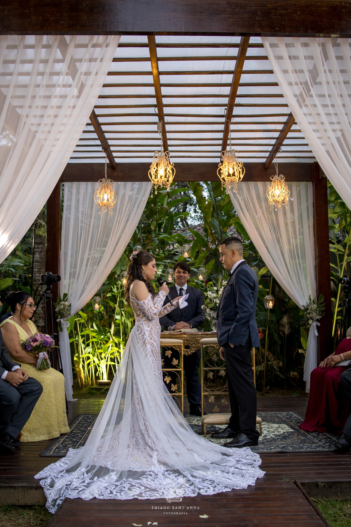 noivos no altar noiva lê seus votos 