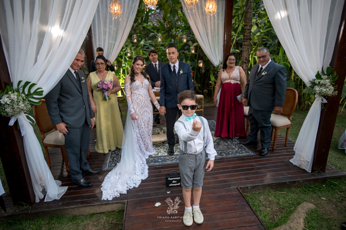 noivos no altar observam pajem