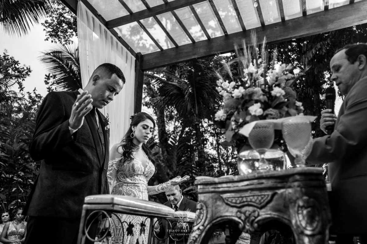 noivos no altar realizam prece preto e branco