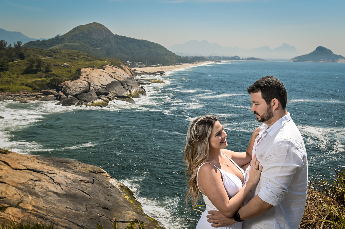 Pré-wedding ao ar livre paisagem praia vegetação céu azul
