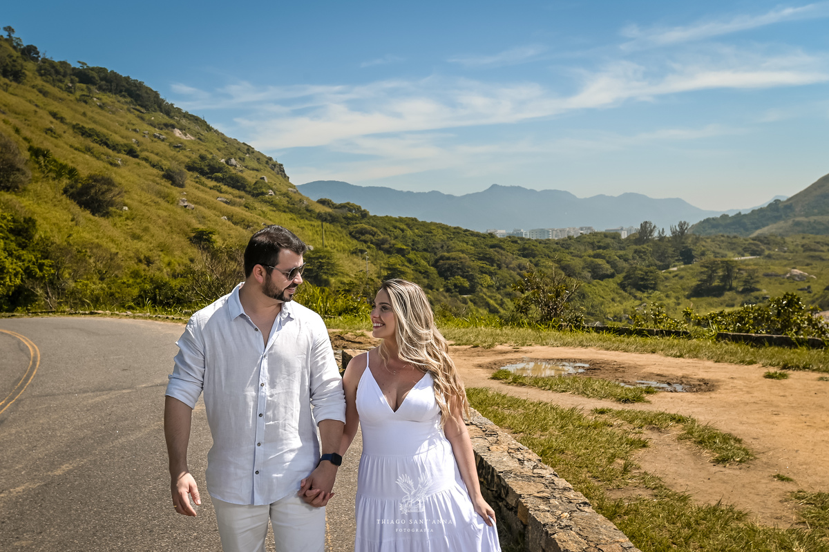 Pré-wedding ao ar livre paisagem praia vegetação céu azul