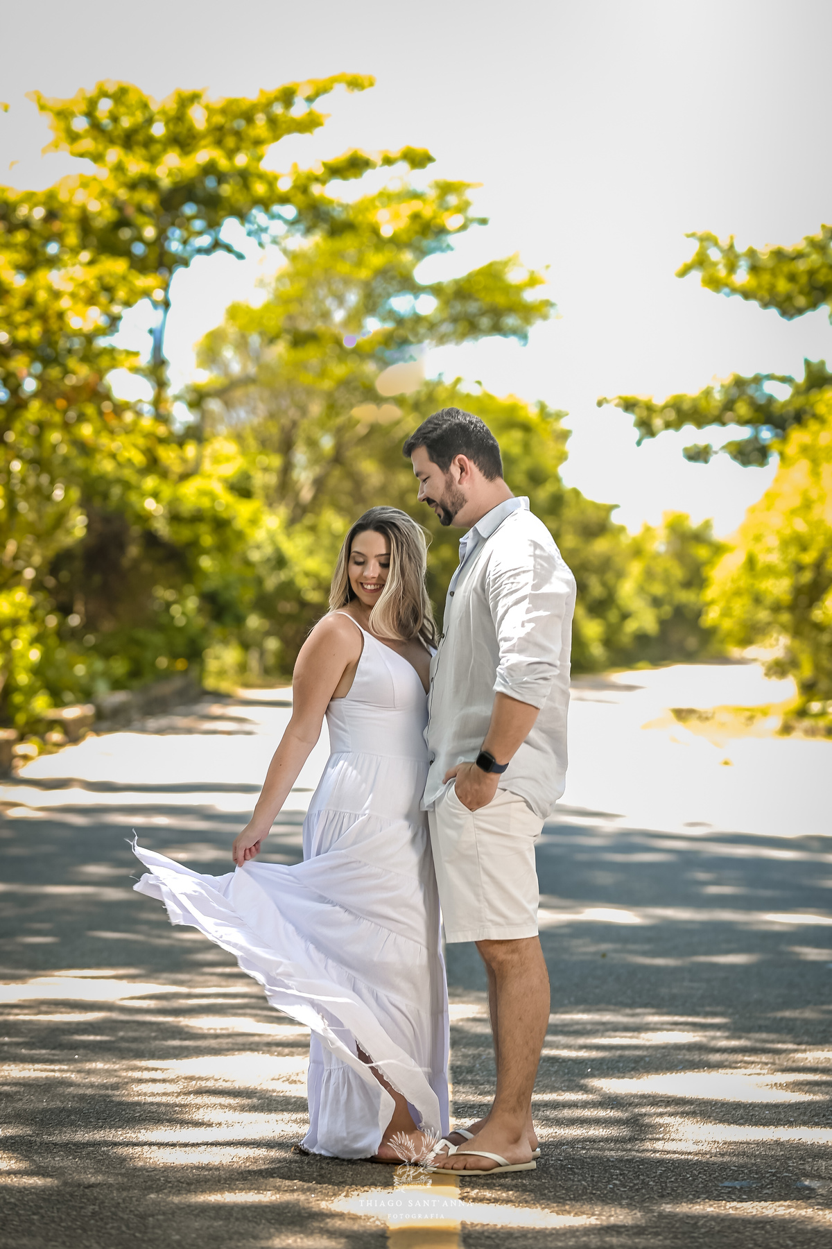 Pré-wedding ao ar livre paisagem praia vegetação céu azul