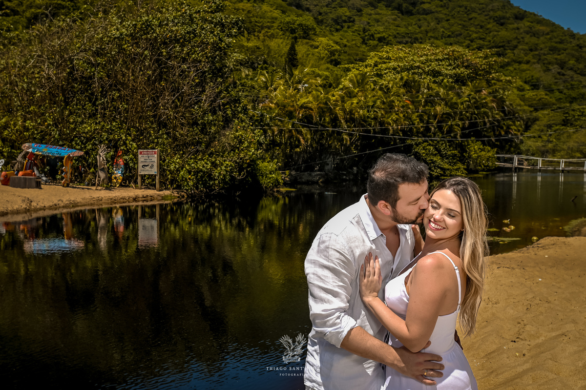 Pré-wedding ao ar livre paisagem praia vegetação céu azul
