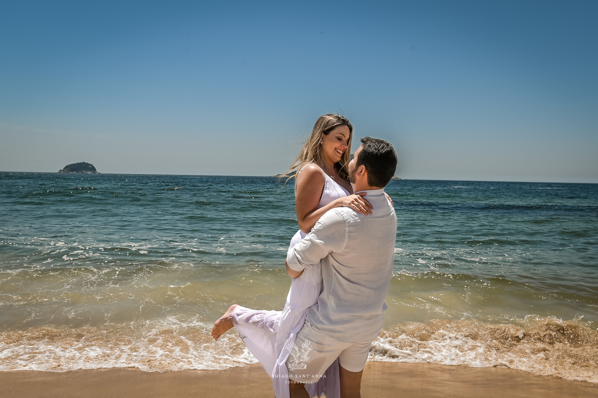 Pré-wedding ao ar livre paisagem praia vegetação céu azul