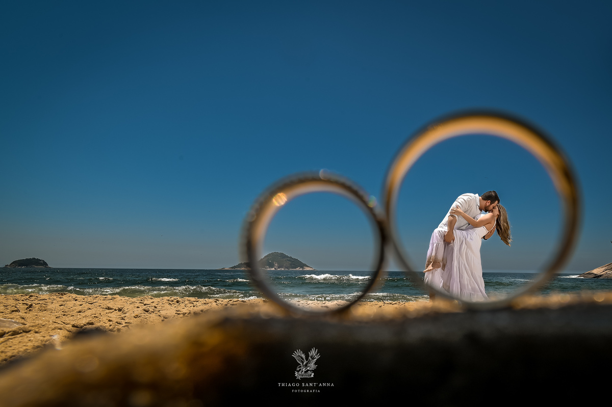 Pré-wedding ao ar livre paisagem praia vegetação céu azul