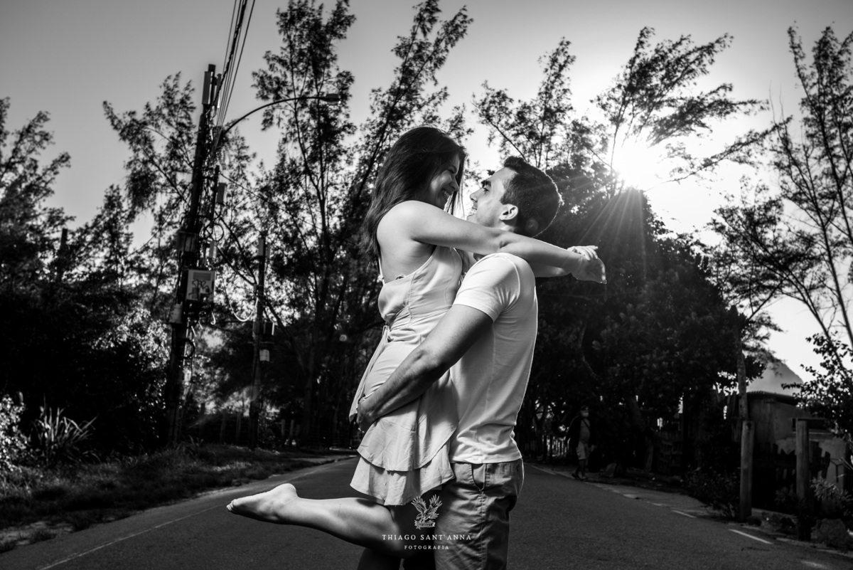 Pré-wedding ao ar livre paisagem praia vegetação pôr do sol preto e branco