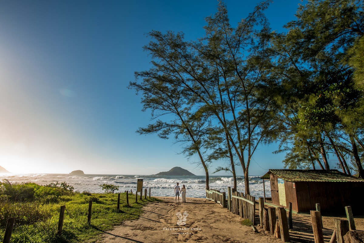 Pré-wedding ao ar livre paisagem praia vegetação céu azul