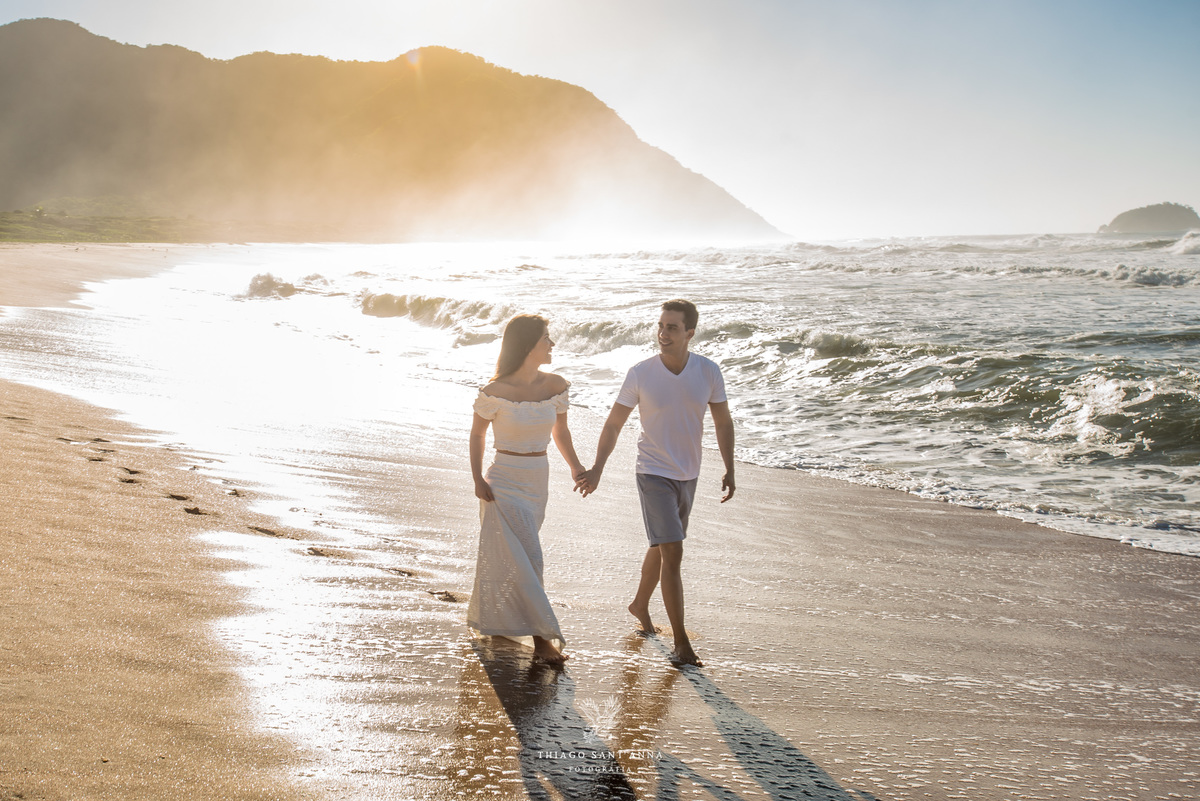 Pré-wedding ao ar livre paisagem praia vegetação céu azul