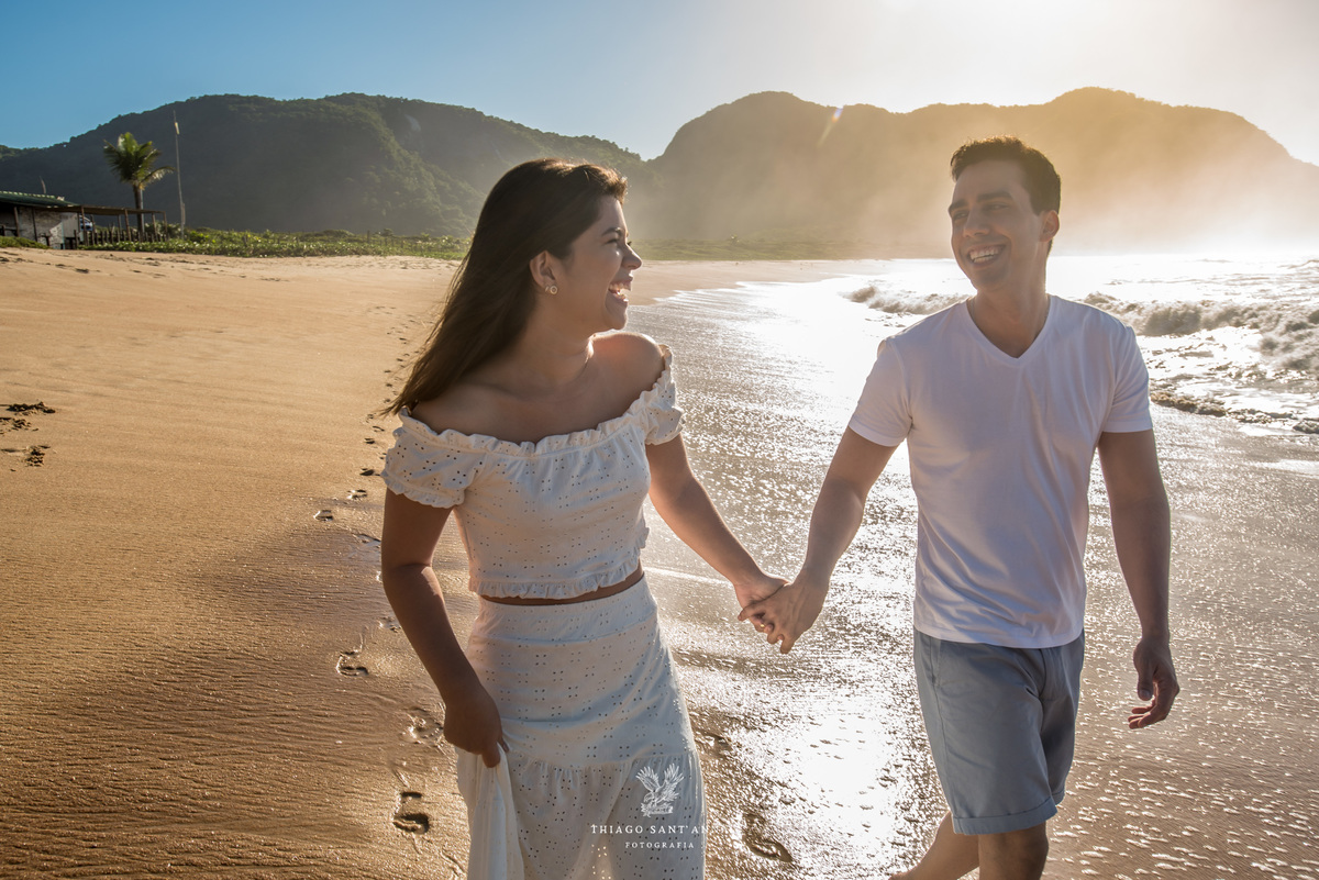 Pré-wedding ao ar livre paisagem praia vegetação céu azul