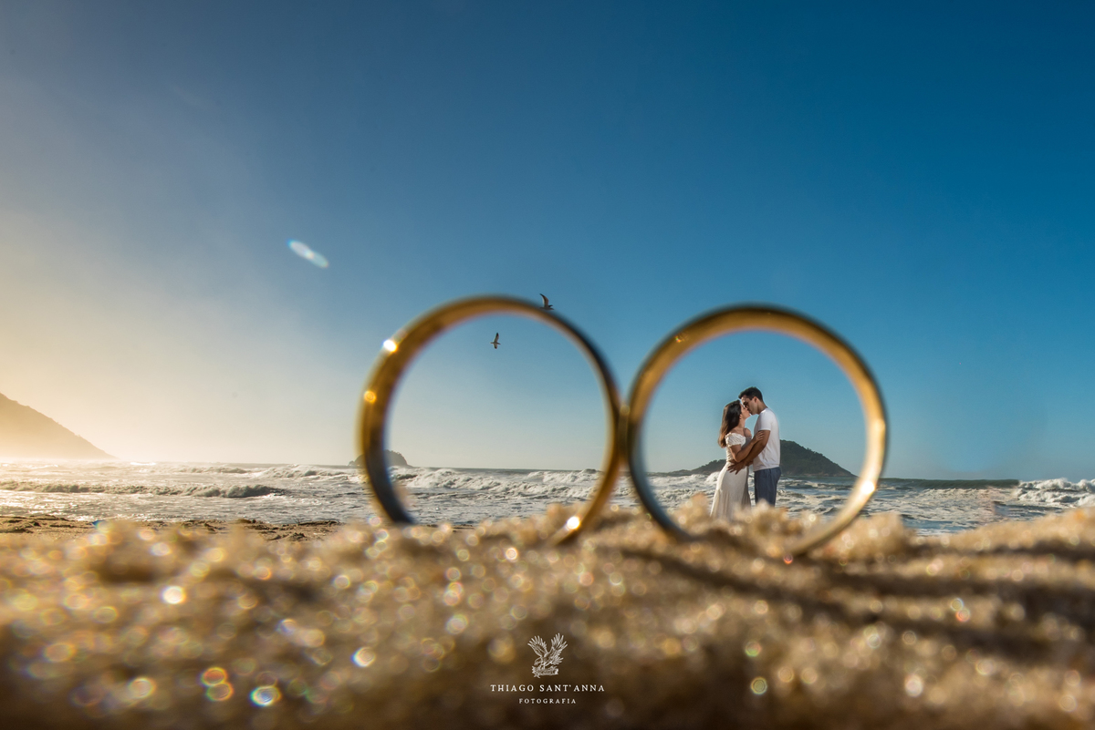 Pré-wedding ao ar livre paisagem praia vegetação céu azul