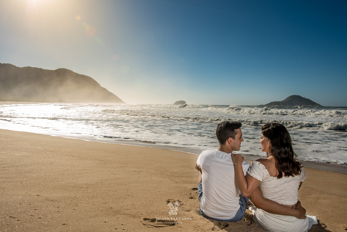 Pré-wedding ao ar livre paisagem praia vegetação céu azul